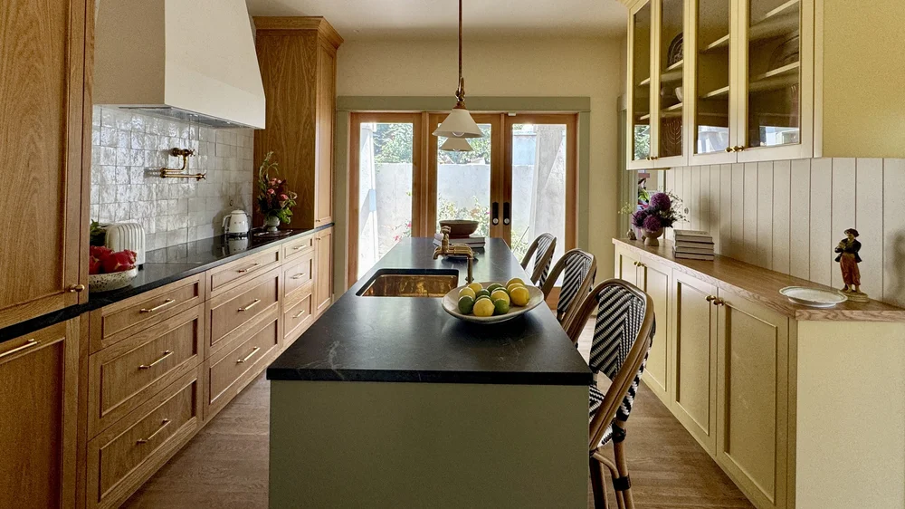 Sunlit mid-century modern dining room with oak slat wall, designed by Los Angeles interior designer Tracey Gallacher